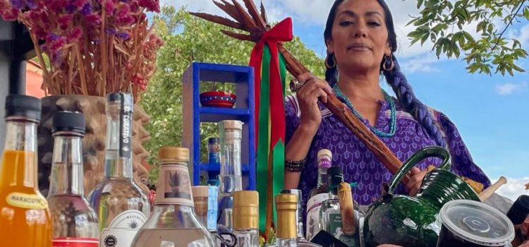Presume Lila Downs el mezcal de Oaxaca y el folclor de la Guelaguetza
