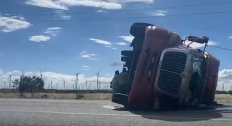Fuerte viento voltea tráiler en Oaxaca; restringen circulación de camiones sin carga
