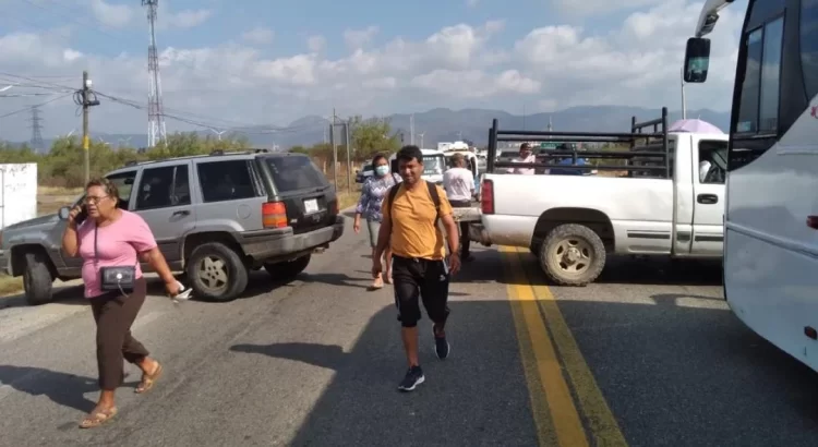 Cierran paso de Oaxaca a Chiapas y Veracruz, es el primer bloqueo del año