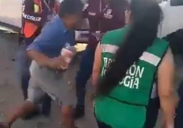 Carpintero arroja tíner e intenta quemar a funcionaria en Oaxaca