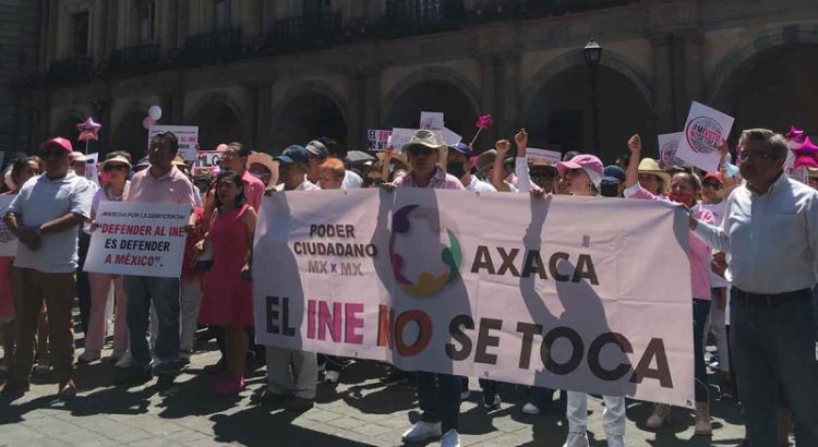 Cientos de ciudadanos marchan en defensa del INE en Oaxaca