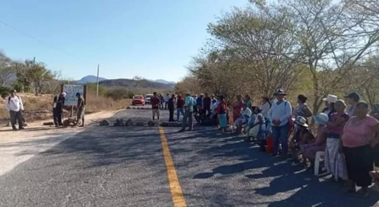 Cierran paso a Huatulco, pobladores denuncian invasión de tierras