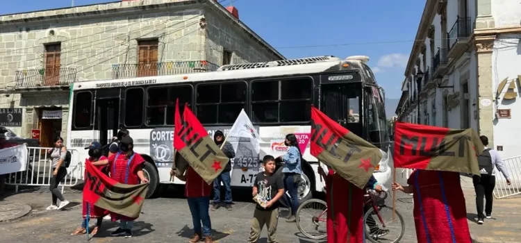 Triquis del Mult exigen justicia por asesinato de compañeros, se plantan en Palacio de Gobierno