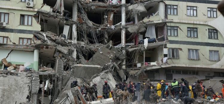 Sacude terremoto a Turquía y Siria