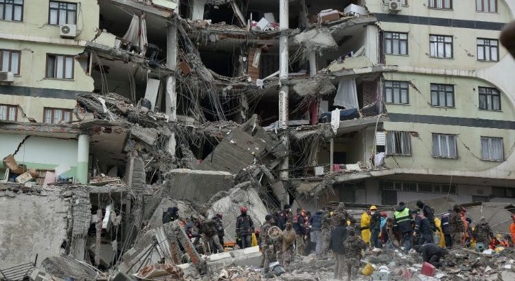Sacude terremoto a Turquía y Siria