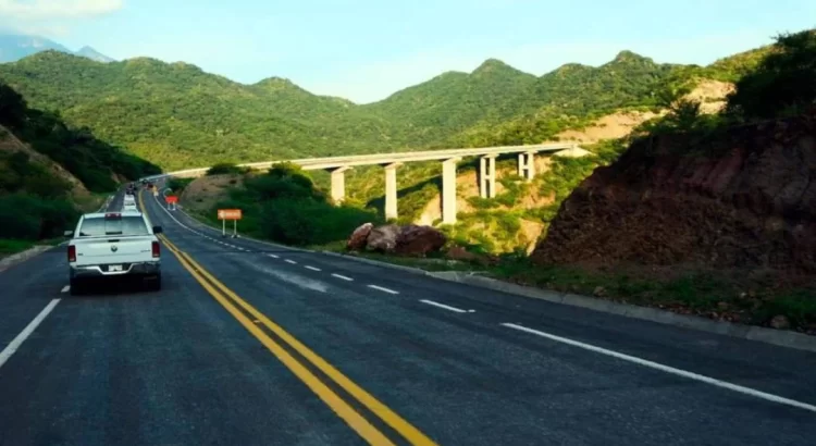 Carretera Transístmica provoca deslaves y hundimientos en Istmo de Oaxaca