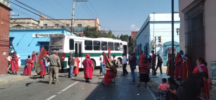 Bloquean en Oaxaca 12 vialidades por el asesinato de 3 triquis