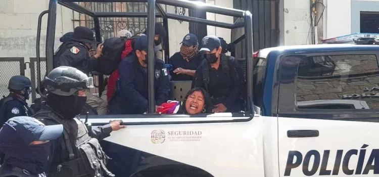 Desalojan a líder de desplazadas triquis, protestaba en Palacio de Gobierno de Oaxaca