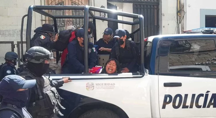 Desalojan a líder de desplazadas triquis, protestaba en Palacio de Gobierno de Oaxaca