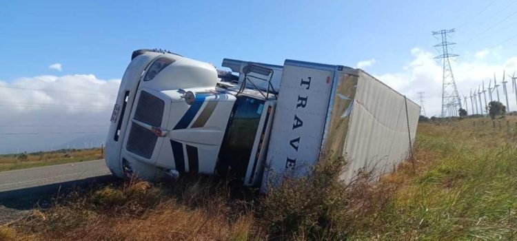 Vuelca octavo tráiler de la temporada en el Istmo de Oaxaca