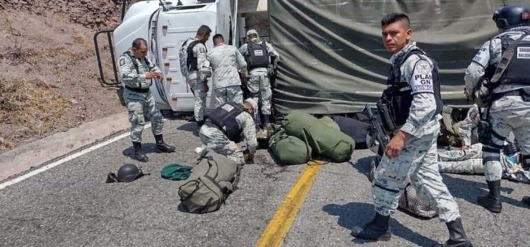 Vuelca vehículo de la Guardia Nacional en carretera del Istmo de Oaxaca