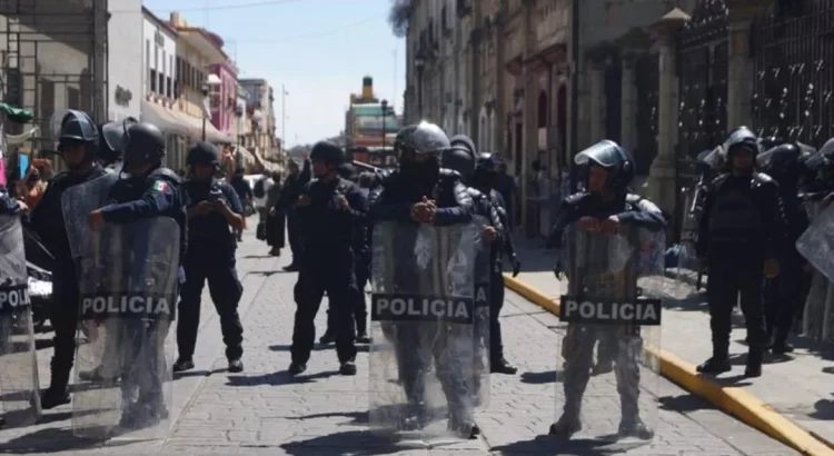 Con golpes y gases, desalojan a manifestantes zapotecos de Xiacuí del Palacio de Gobierno de Oaxaca