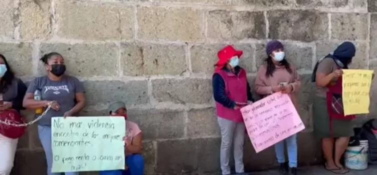 Mujeres comerciantes de Oaxaca se encadenan en protesta por desalojo del centro