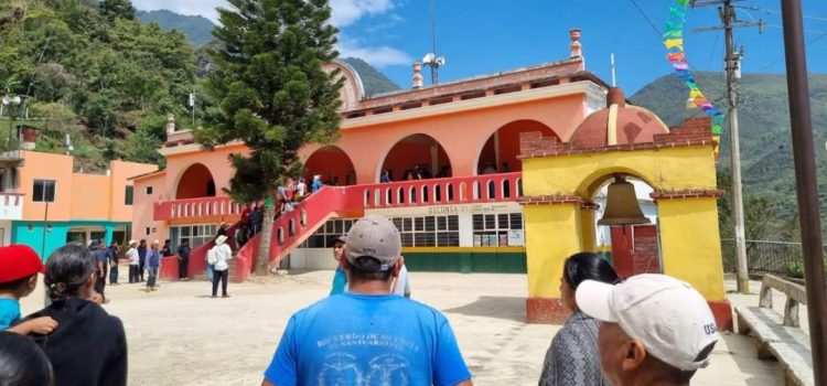 Denuncian en Santiago Atitlán a excomisionado del gobierno de Oaxaca por “esfumar” 26 mdp federales