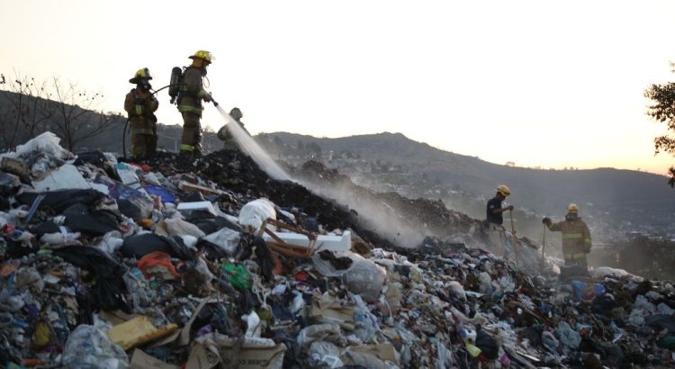 Bomberos sofocan incendio en basurero de Oaxaca