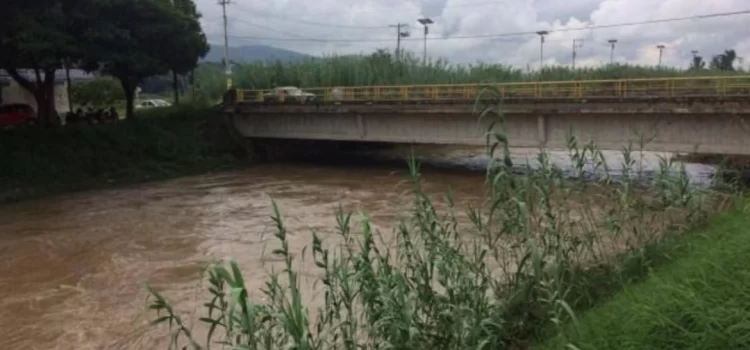 Buscan en Oaxaca a dos personas desaparecidas tras ser arrastradas por el río Salado