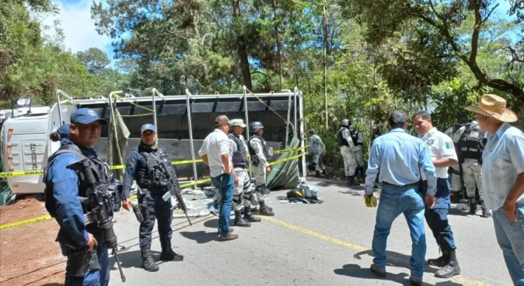 Vuelca camión de la Guardia Nacional en Oaxaca; 20 heridos y una militar muerta