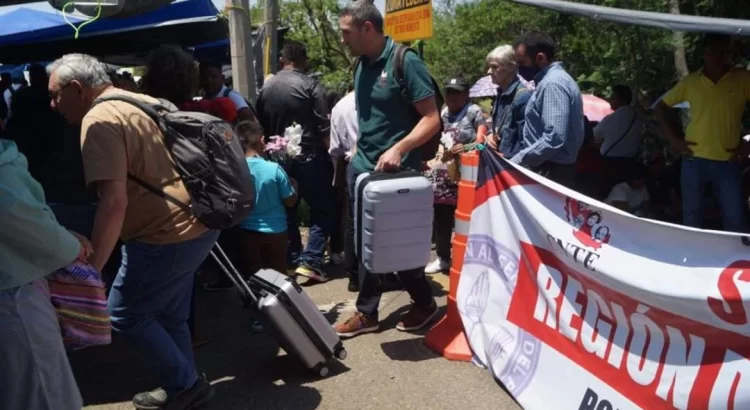 Van 10 vuelos cancelados y casi mil viajeros varados por bloqueo de maestros a aeropuerto de Oaxaca