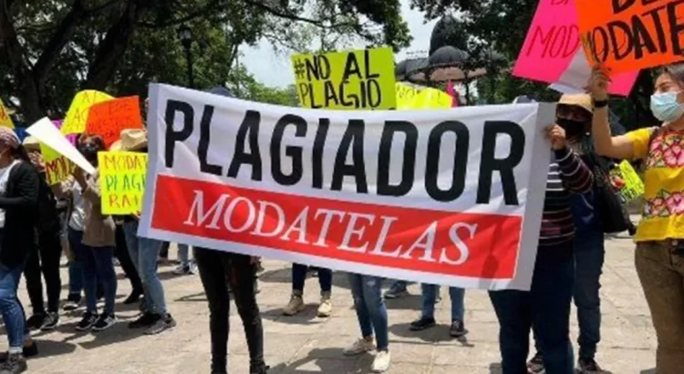 Artesanas de Oaxaca denuncian a la empresa Modatelas por plagio de diseños textiles