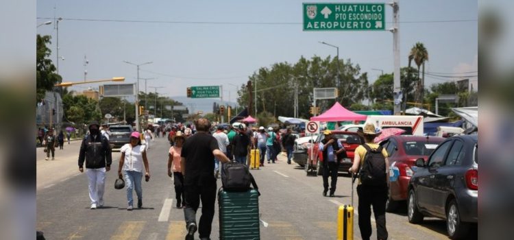 Por  tercer día, CNTE Oaxaca realiza bloqueo intermitente en carretera a Puerto Ángel