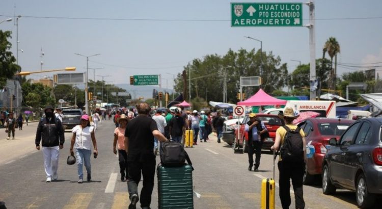 Por  tercer día, CNTE Oaxaca realiza bloqueo intermitente en carretera a Puerto Ángel