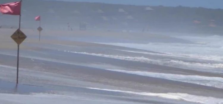 Turista poblano muere en playa de Oaxaca al meterse a surfear