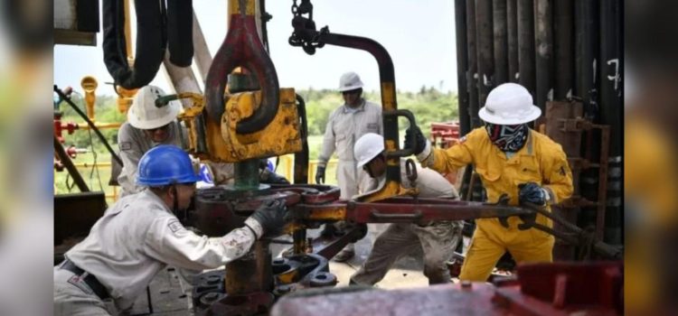 Sin mantenimiento, Pemex arriesga a trabajadores de más de 200 plataformas en Campeche