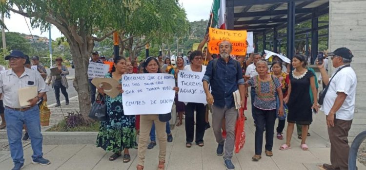 Morenistas de Oaxaca reciben con protestas a AMLO