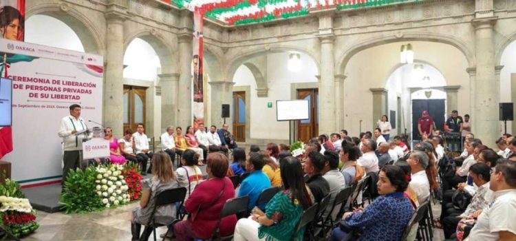 Liberan a 170 hombres y mujeres indígenas en ceremonia de Grito de Independencia en Oaxaca