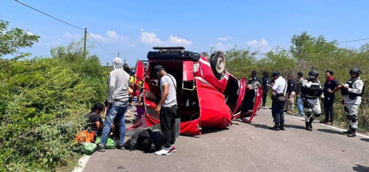 Se accidentan 22 migrantes cubanos al volcar camioneta que los transportaba en el Istmo de Oaxaca