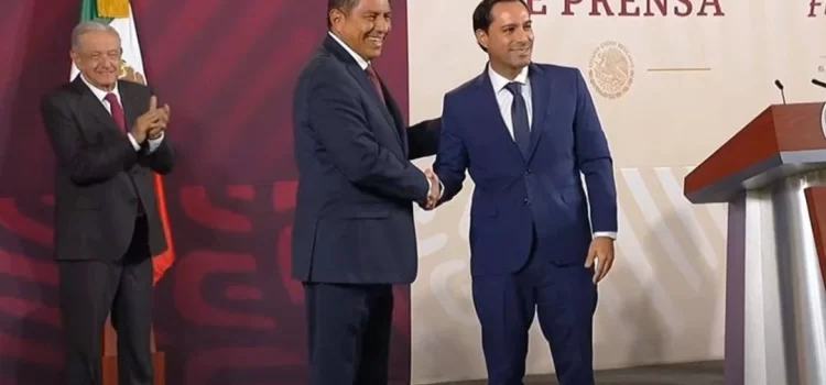 Gobernador de Oaxaca entrega presidencia de la Conago al panista Mauricio Vila