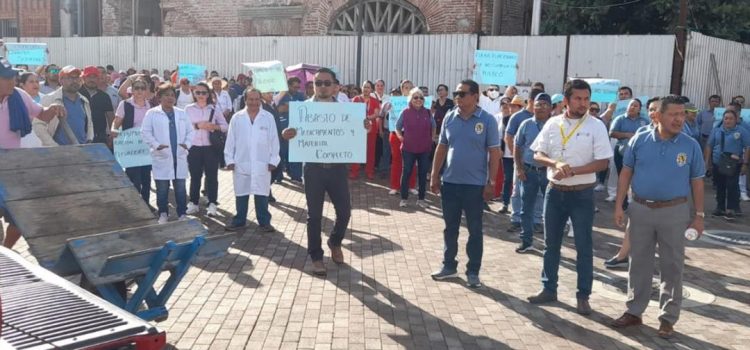 Marchan 400 trabajadores por abandono de hospital de Juchitán