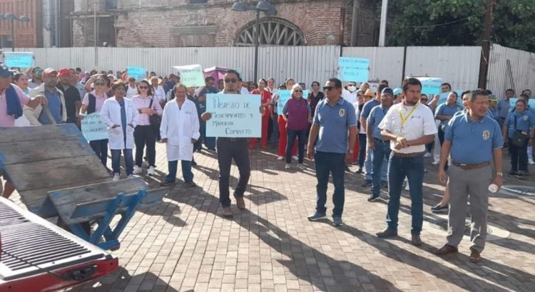 Marchan 400 trabajadores por abandono de hospital de Juchitán Marchan 400 trabajadores por abandono de hospital de Juchitán