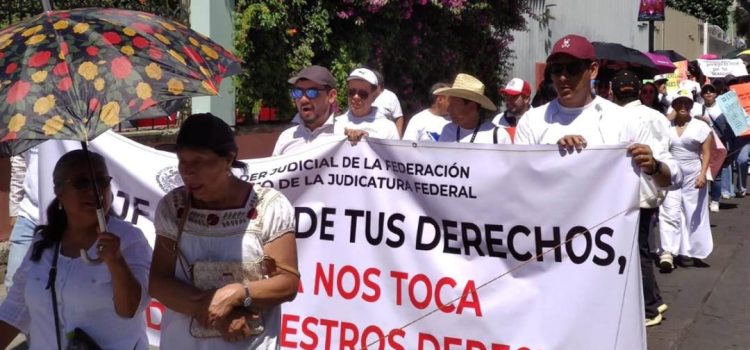 Marchan en Oaxaca trabajadores del Poder Judicial contra la desaparición de fideicomisos
