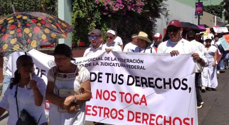 Marchan en Oaxaca trabajadores del Poder Judicial contra la desaparición de fideicomisos Marchan en Oaxaca trabajadores del Poder Judicial contra la desaparición de fideicomisos