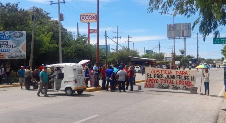 Maestros bloquean carretera Transístmica en Oaxaca, exigen liberar a un profesor