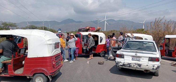 Exigen destitución de profesores de secundaria del Istmo de Oaxaca; acusan amenazas de muerte