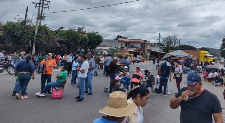 Desquician Oaxaca, maestros de la sección 22 realizan 6 bloqueos carreteros