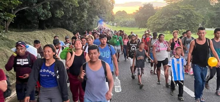 En condiciones inhumanas, avanzan caminando más de 10 mil migrantes hacia Oaxaca