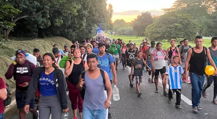 En condiciones inhumanas, avanzan caminando más de 10 mil migrantes hacia Oaxaca