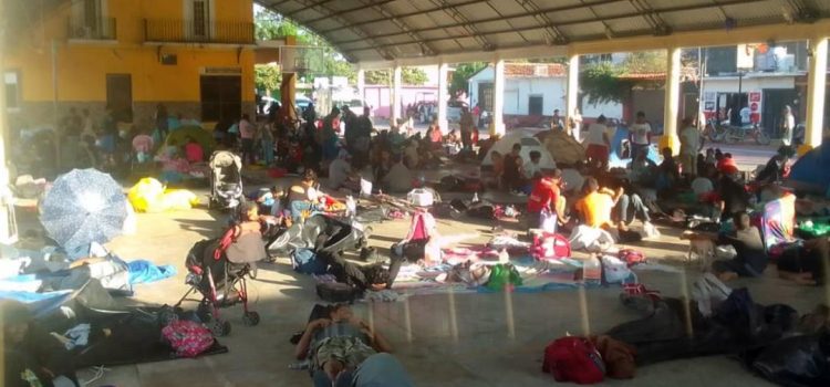 Suben a más de 2 mil los migrantes de caravana que cruza Oaxaca