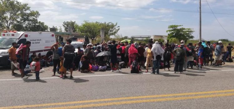 Edil impide acceso de caravana de mil 500 migrantes que avanza por Oaxaca