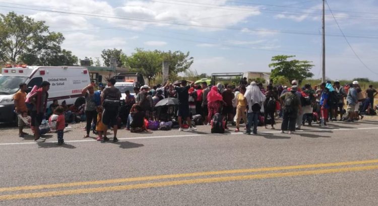 Edil impide acceso de caravana de mil 500 migrantes que avanza por Oaxaca