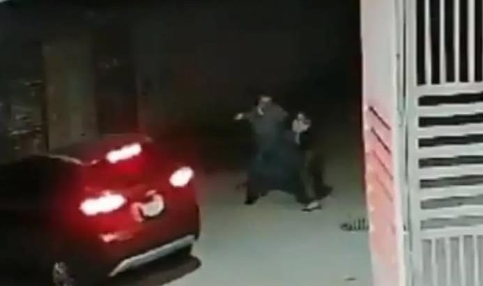 Captan a policía de Oaxaca golpeando a una mujer; fiscalía investiga