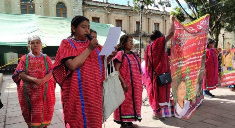 A 1 año del desalojo del Palacio de Gobierno de Oaxaca, ni retorno ni atención para triquis