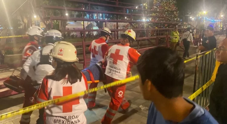 Colapso de gradas previo a desfile de la Noche de Rábanos deja 13 heridos en Oaxaca Colapso de gradas previo a desfile de la Noche de Rábanos deja 13 heridos en Oaxaca