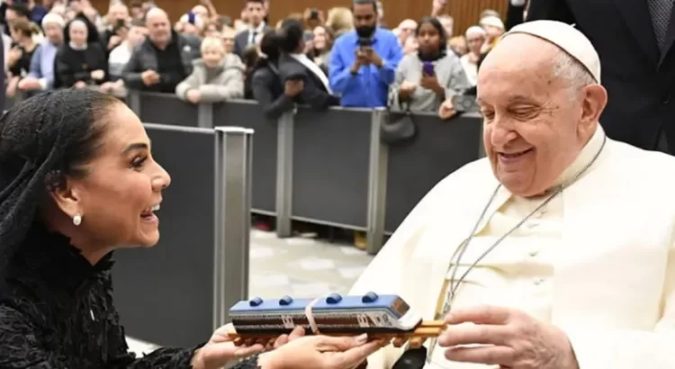 Entrega Mara Lezama al Papa una copia del Tren Maya