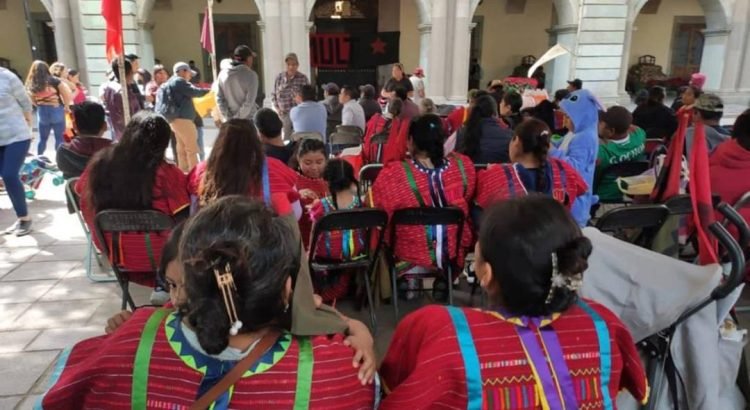 Con plantón en Palacio de Gobierno de Oaxaca, triquis del MULT exigen justicia por asesinatos de militantes Con plantón en Palacio de Gobierno de Oaxaca, triquis del MULT exigen justicia por asesinatos de militantes