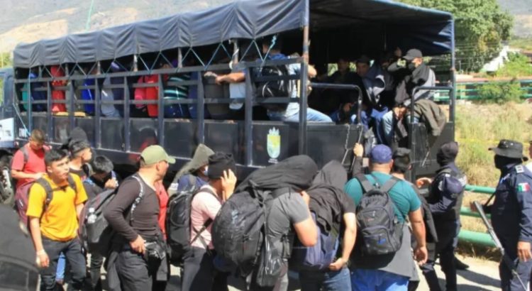 Acusan a AMLO y Jara de infiltrar militares para frenar caravana migrante en Oaxaca