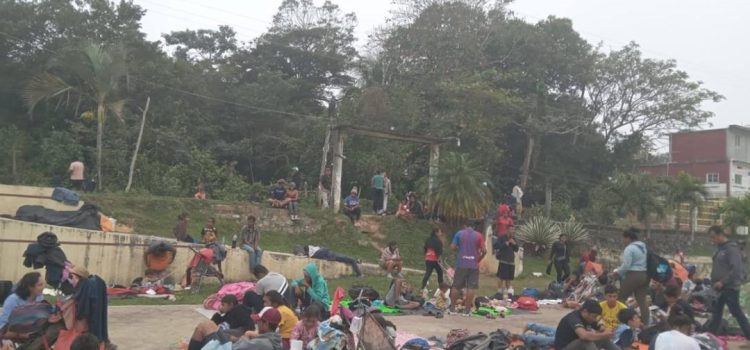 En autobuses, regresan a migrantes de la caravana a Oaxaca y los abandonan en Matías Romero